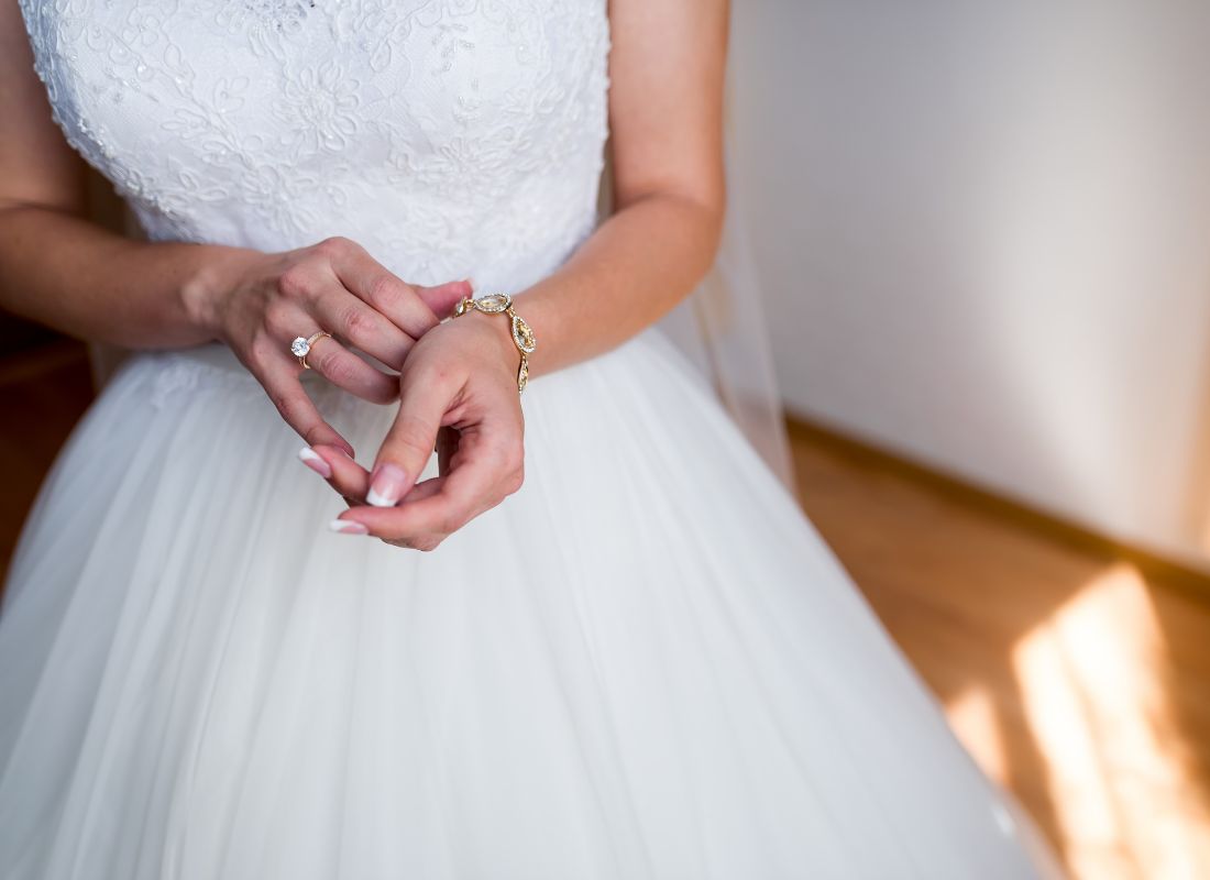 prikaz devojke u venčanici koja stavlja sat na ruku