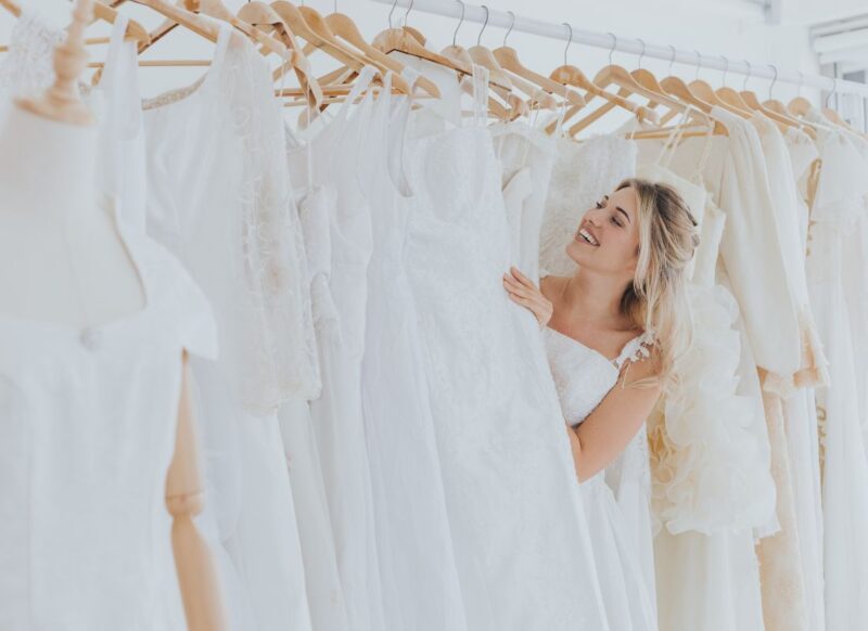 prikaz devojke u salonu venčanica koja bira svoju venčanicu