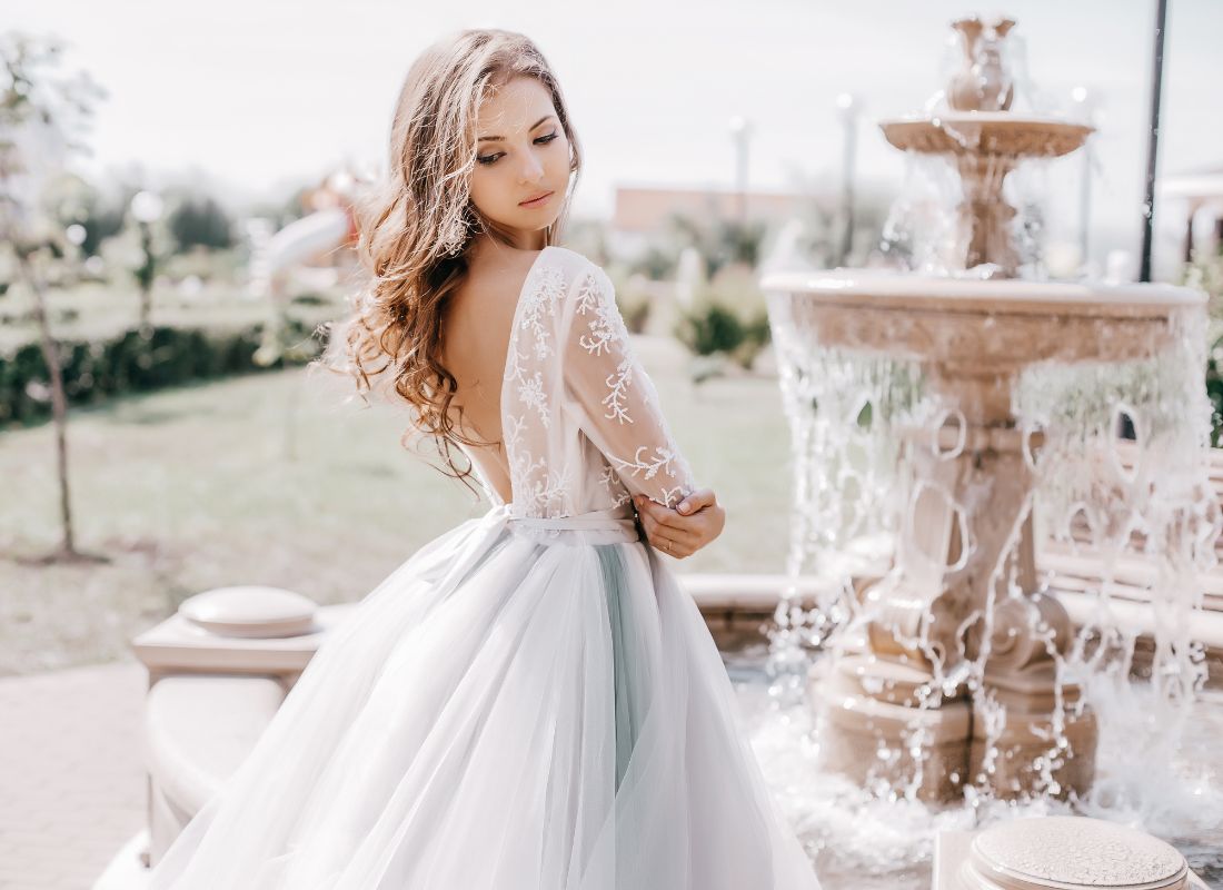 prikaz devojke u venčanici koja se slika pored fontane
